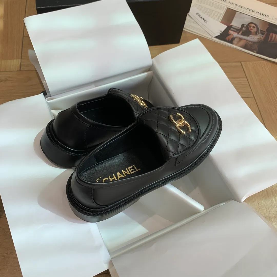 👟👟Ex-factory price 480👟👟 🍀 The official website is updated simultaneously with high version, CHANEL Chanel's new top autumn shoes series for early spring____________ is a must-have hot item for the fragrance family in spring, the goddess series, with the elegant and ladylike temperament of the fragrance family, super attractive, irresistible, and heart-warming... ▪️The upper is imported cowhide/butter/patent leather, high-end and texture ➕Original molded hardware buckle ➕Electric embroidery ▪️The lining is imported lambskin, soft and comfortable ▪️Original molded version, Italian genuine leather outsole🇮🇹 ▪️Number of codes: 34-42 (34 40 41 42 is custom-made, non-refundable and non-exchangeable) Multiple colors are available, you can also place an order with the picture